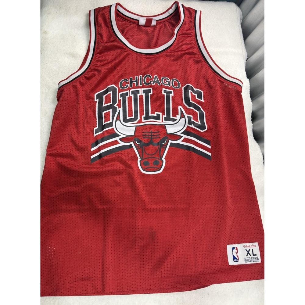Vintage Mitchell and Ness Chicago Bulls Red Practice Jersey Size XL Mens